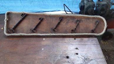 Quadro in legno con chiavi antiche