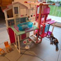 Casa di Malibù di Barbie con 4 bambole 