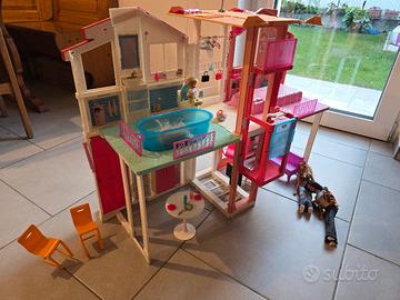 Casa di Malibù di Barbie con 4 bambole 