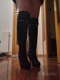 Stivali neri sopra al ginocchio