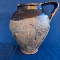 Vecchio vaso in terracotta smaltata, anfora