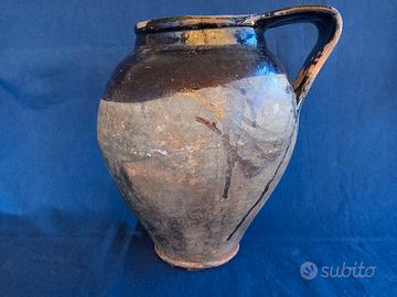 Vecchio vaso in terracotta smaltata, anfora