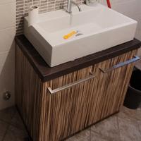 Mobile da bagno con lavabo e rubinetteria 