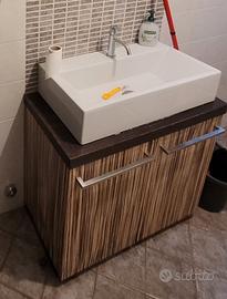 Mobile da bagno con lavabo e rubinetteria 