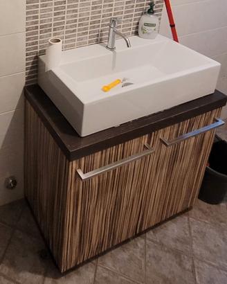 Mobile da bagno con lavabo e rubinetteria 
