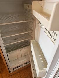 cucina con elettrodomestici