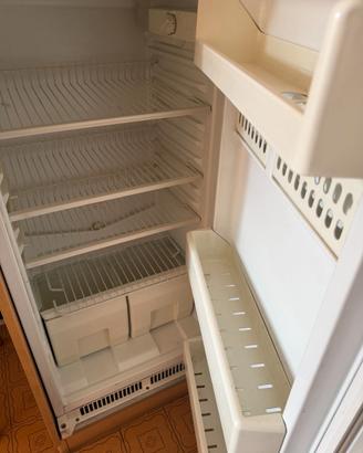 cucina con elettrodomestici