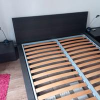 Letto king size completo di materasso e comodini