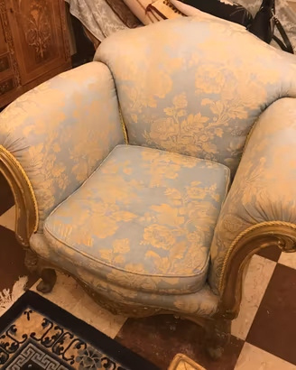 Poltrona stile Luigi XIV in tessuto damascato