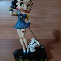 Statuina di Betty boop con microfono