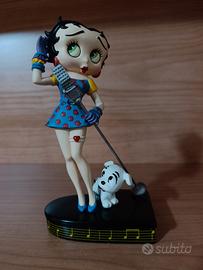 Statuina di Betty boop con microfono