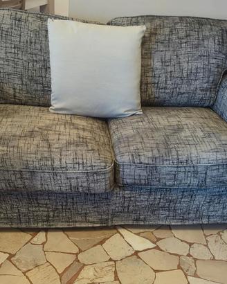 Divano 2 e 3 posti, uno divano letto 