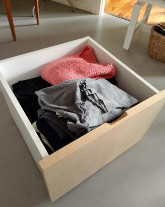 Cassettone Ikea con ruote.