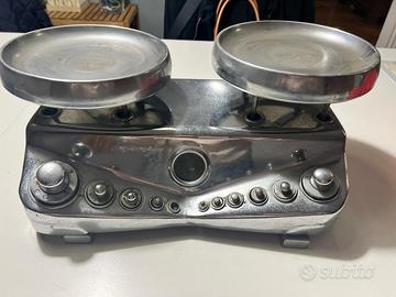 bilancia antica a due piatti