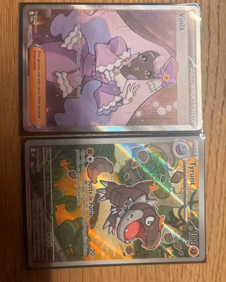 2 carte pokemon un allenatore viola e tyrunt