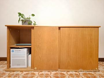 Mobile basso in legno chiaro 