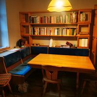 Tavolo allungabile, panca e credenza. Vintage.