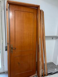 Porta interna in legno massello e coprifili