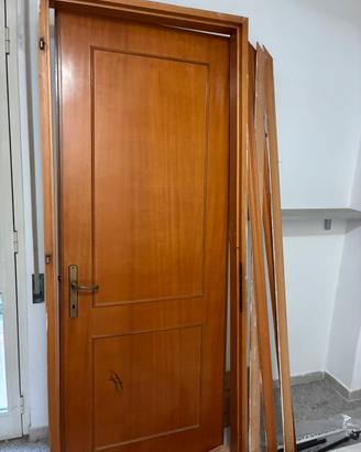 Porta interna in legno massello e coprifili