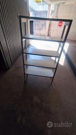 scaffale in plastica dura molto resistente