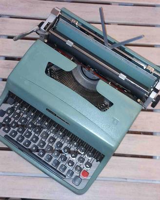 Macchina da scrivere Olivetti Lettera 32