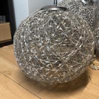 3 lampadari argentati di diverse misure