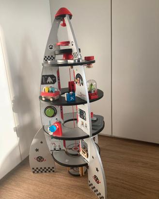 Razzo spaziale in legno