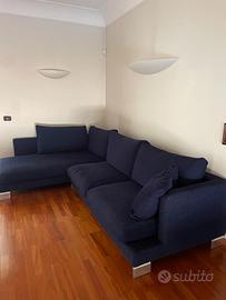 Divano angolare blu con chaise longue