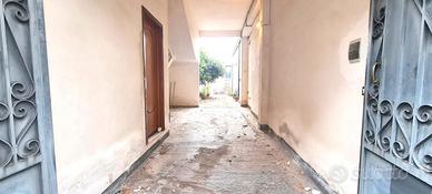 Casa singola, cortile, terrazzo e locali deposito
