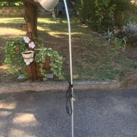 Due sedie plastica e lampada