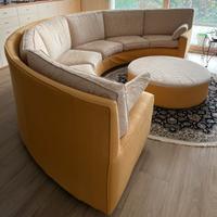 Salotto semicircolare con pouf