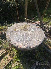 Vecchia macina in pietra di mulino