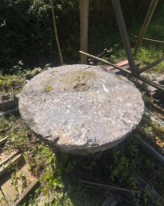 Vecchia macina in pietra di mulino