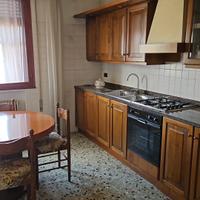 cucina completa con tavolo e sedie