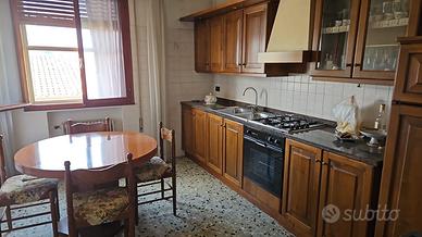 cucina completa con tavolo e sedie