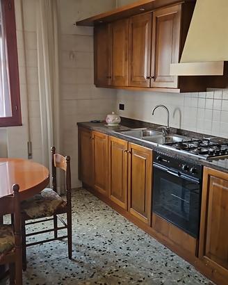 cucina completa con tavolo e sedie