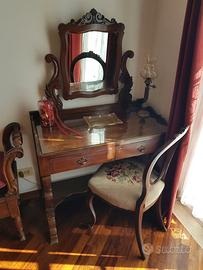 Toilette in noce, con specchio orientabile