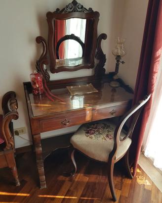 Toilette in noce, con specchio orientabile