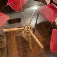 Tavolo in legno con base in vetro