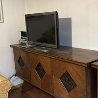 Credenza vintage in legno massello con inserti dec