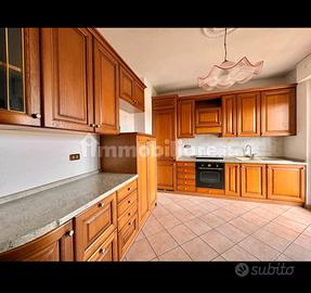 Cucina completa con elettrodomestici 