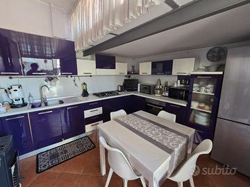 Cucina Viola Melanzana e bianco 