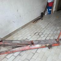 Sollevatore idraulico