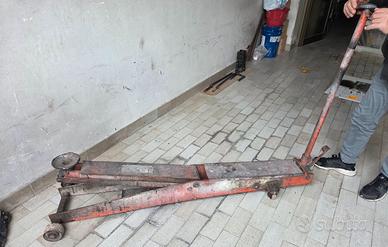 Sollevatore idraulico