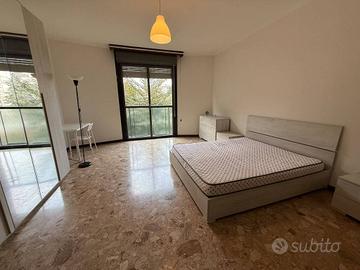 Stanza in appartamento di 120 m² a Milano