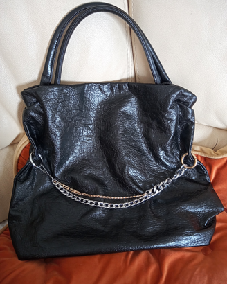 Borsa nera capiente con catena