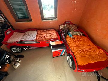 Coppia di letti a forma di auto e comodino