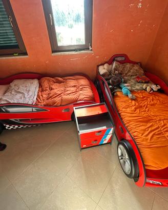 Coppia di letti a forma di auto e comodino