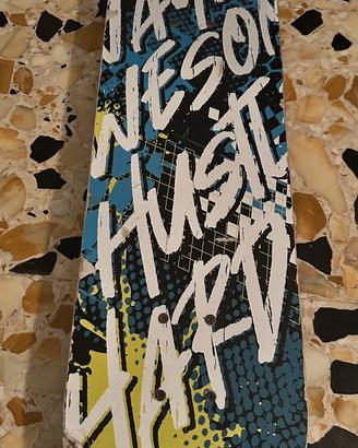 Skateboard James Huest con rotella da sistemare