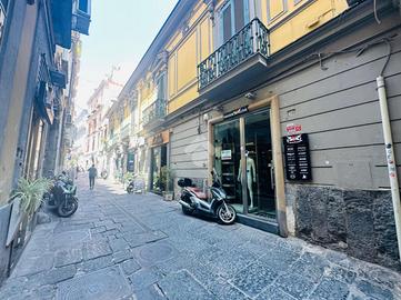 NEGOZIO A NAPOLI